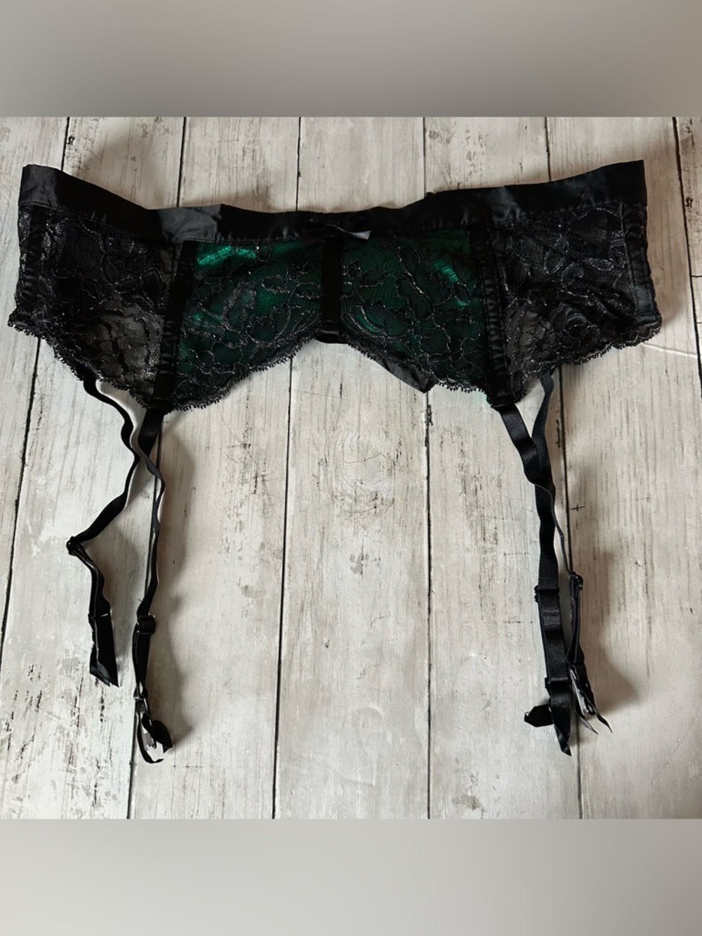 NEW WITHOUT TAGS VICTORIAS SECRET BLACK GREEN TIE WAIST GARTER BELT MEDIUM LARGE